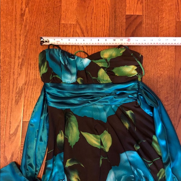 Stunning size 5 strapped dress with padded cups - Picture 6 of 7